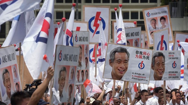 Các cử tri ủng hộ Thủ tướng Lý Hiển Long. Ảnh: Straits Times